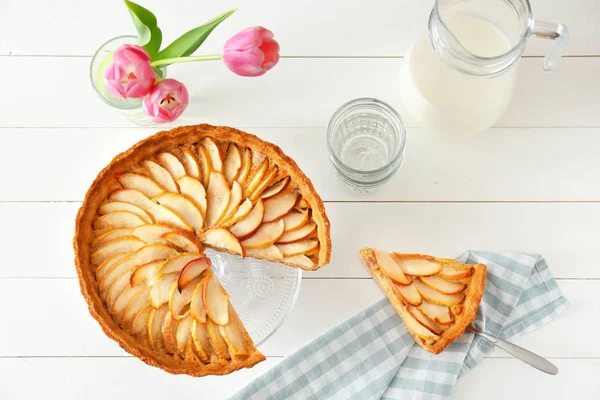 Composición con sabroso pastel de manzana en la mesa — Foto de Stock