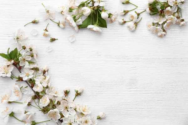 Piękne kwiaty na białym drewnianym tle — Zdjęcie stockowe