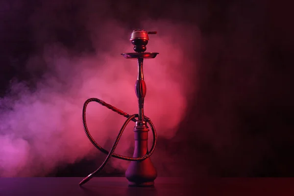 Hookah con humo sobre fondo oscuro — Foto de Stock