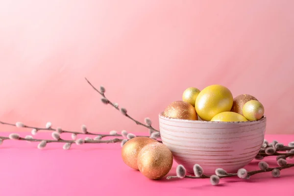 Μπολ με όμορφα Πασχαλινά αυγά στο τραπέζι του χρώματος — Φωτογραφία Αρχείου