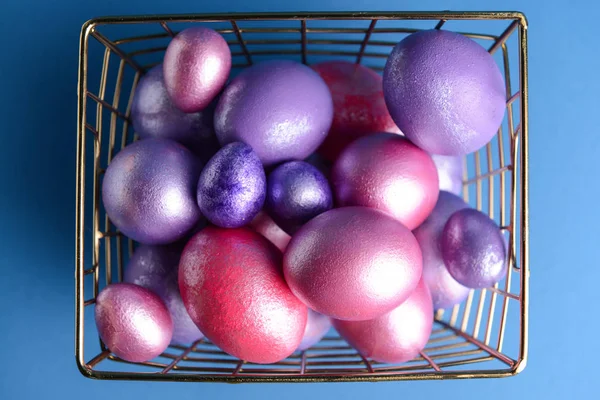 Krabička s krásnými velikonoční vajíčky na pozadí barev — Stock fotografie