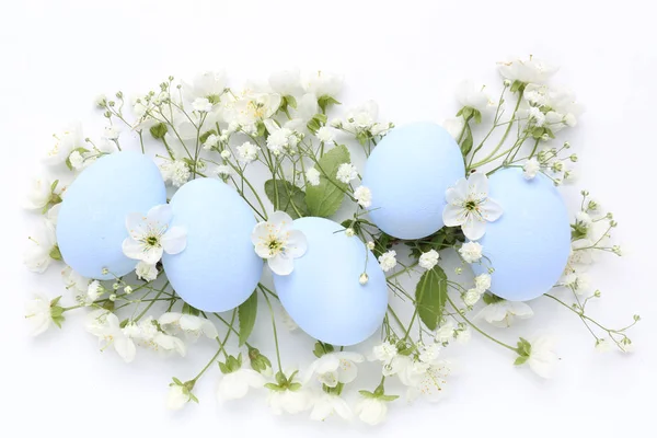 Belos ovos de Páscoa no fundo branco — Fotografia de Stock