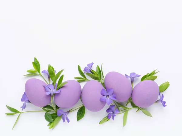 Hermosos huevos de Pascua sobre fondo blanco —  Fotos de Stock