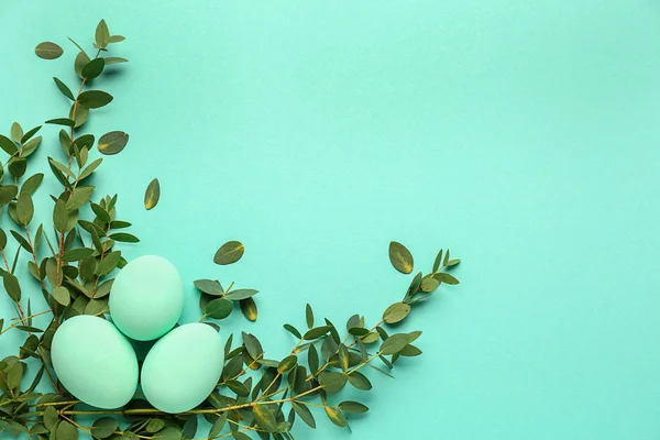 색상 배경에 녹색 잎과 아름다운 부활절 달걀 — 스톡 사진