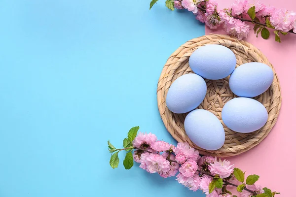 Όμορφα Πασχαλινά αυγά με λουλούδια στο χρώμα φόντο — Φωτογραφία Αρχείου