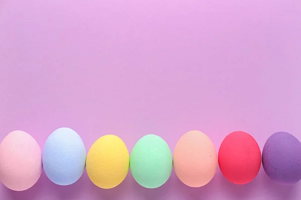Красивые пасхальные яйца на цветном фоне — стоковое фото