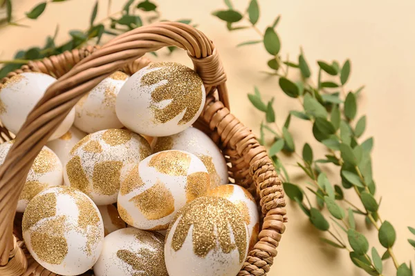 Renkli arkaplanda güzel Paskalya yumurtaları olan hasır sepet. — Stok fotoğraf