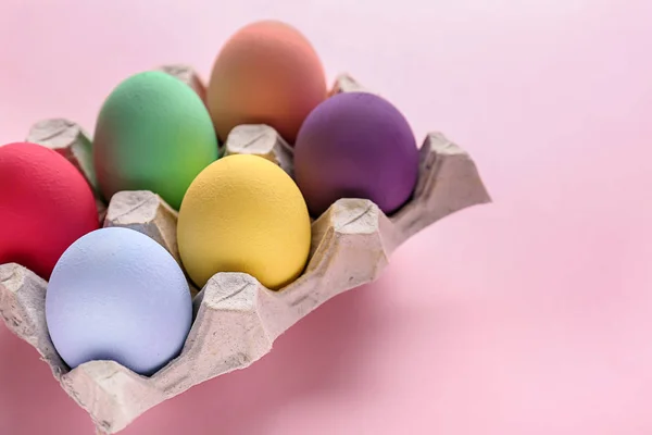 색상 배경에 아름다운 부활절 달걀 패키지 — 스톡 사진