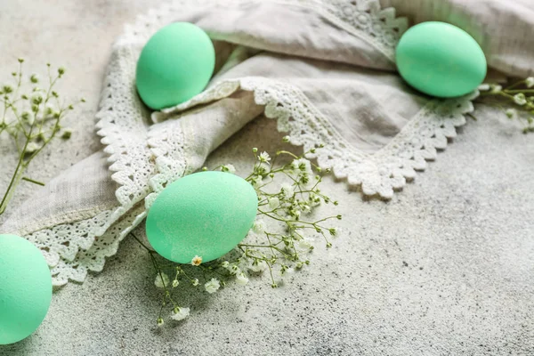 Beaux œufs de Pâques avec serviette sur fond gris — Photo