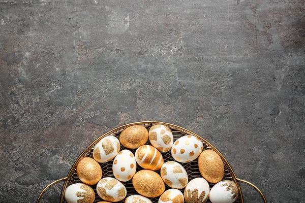Tálca gyönyörű húsvéti tojást grunge háttérben — Stock Fotó