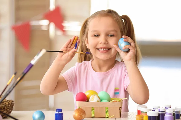 Küçük kız evde yumurta boyama — Stok fotoğraf