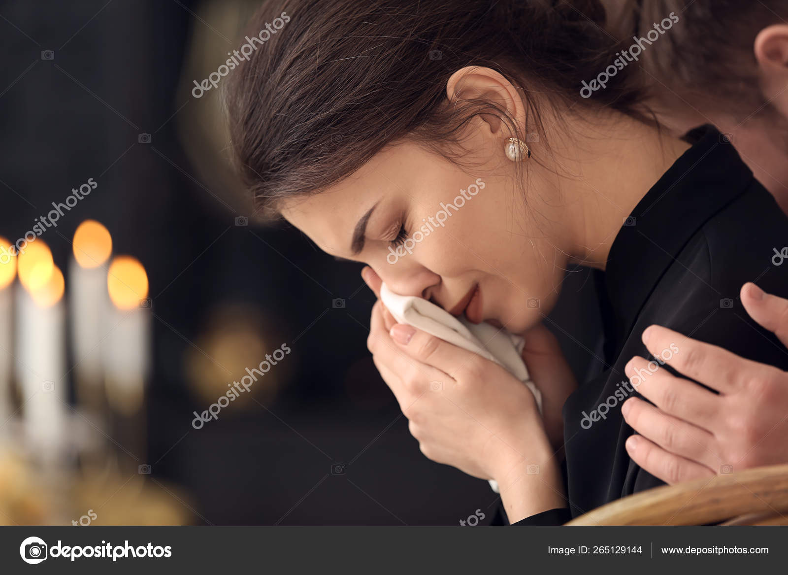 Жена горюет. Девушка задумалась. Горем женщин. Женщина страдает. Люди обнимаются и плачут.