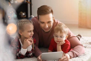 Evde çizgi film izlerken Küçük çocuklu genç Baba