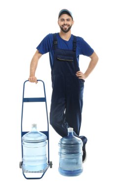 Beyaz arka planda su şişeleri taşıyan teslimatçı.