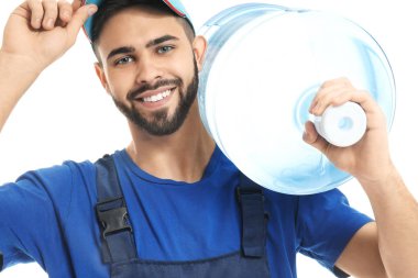 Beyaz arka planda bir şişe su taşıyan teslimatçı.