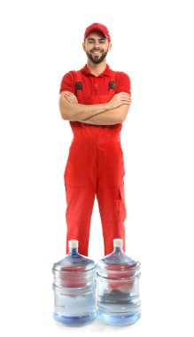 Beyaz arka planda su şişeleri taşıyan teslimatçı.