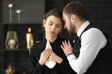 Birkaç cenazede akrabalarının sonra pining