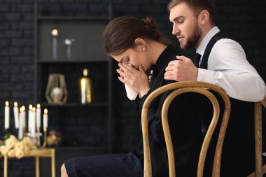 Birkaç cenazede akrabalarının sonra pining