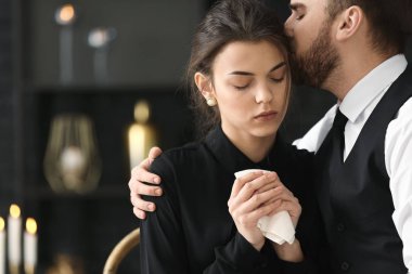 Birkaç cenazede akrabalarının sonra pining