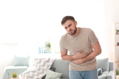 Genç adam evde mide ağrısından muzdarip.