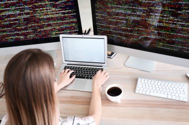 Ofiste çalışan kadın programcı