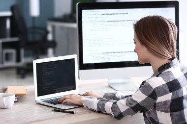 Ofiste çalışan kadın programcı