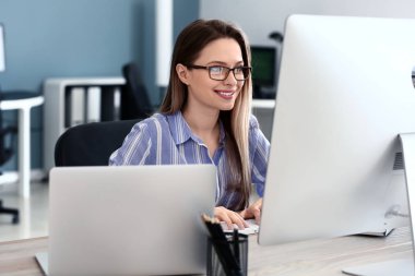 Ofiste çalışan kadın programcı