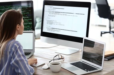 Ofiste çalışan kadın programcı