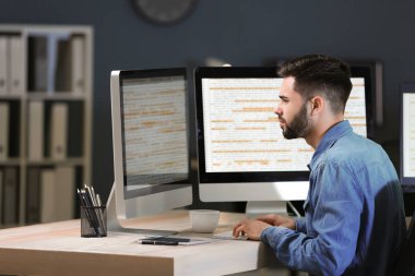 Ofiste çalışan erkek programcı