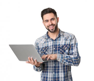 Beyaz arkaplanda dizüstü bilgisayarı olan erkek programcı