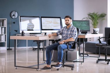 Ofiste çalışan erkek programcı