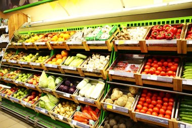 Süpermarkette çeşitli taze sebze ve meyveler