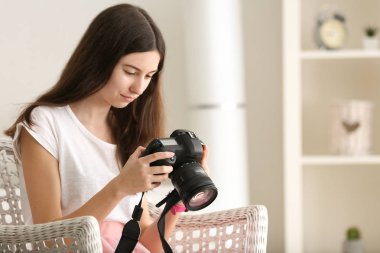 Evde modern fotoğraf makinesi ile genç kız