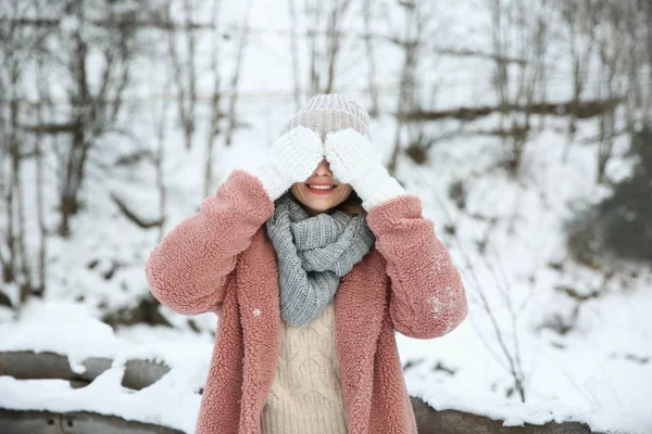 Mujer feliz en el resort nevado —  Fotos de Stock