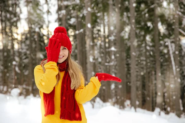 Beautiful young woman in winter forest — Stock Photo, Image