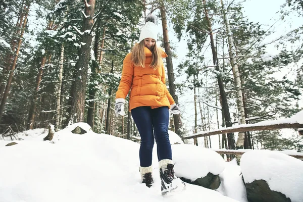 Vacker kvinna i vinter skog — Stockfoto