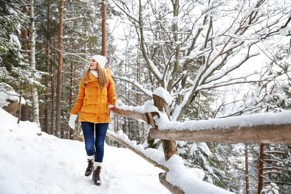 Vacker kvinna i vinter skog — Stockfoto