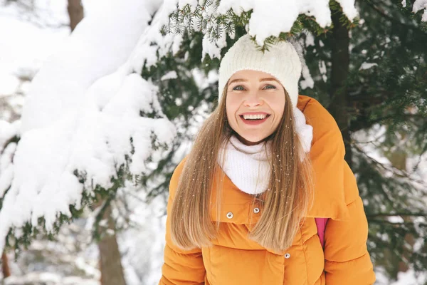 Beautiful woman in winter forest — Stock Photo, Image