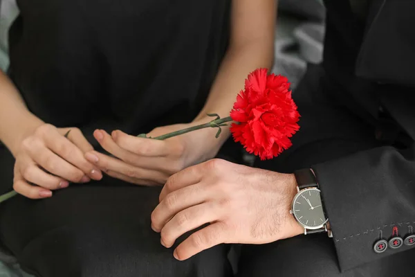 Coppia con fiore che si strugge dopo il loro parente, primo piano — Foto Stock