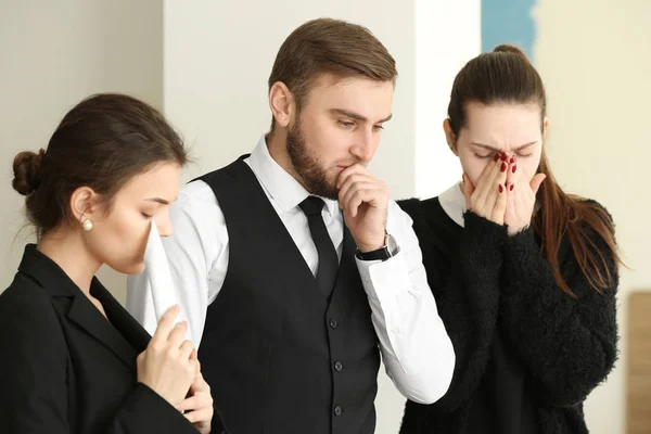 Pintar a los familiares en el funeral —  Fotos de Stock