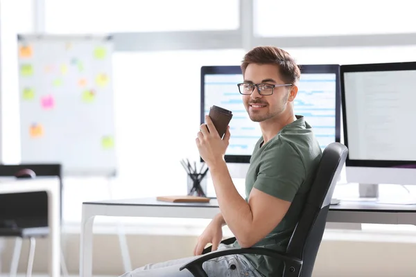 Retrato del programador masculino en la oficina —  Fotos de Stock