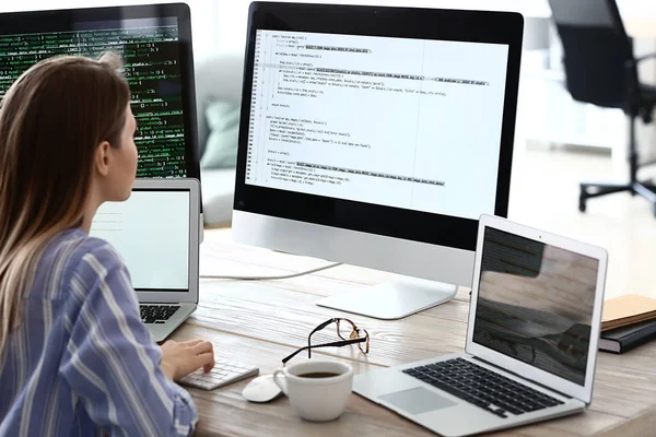 Programadora femenina trabajando en la oficina — Foto de Stock