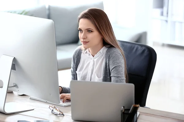 Programadora trabalhando no escritório — Fotografia de Stock