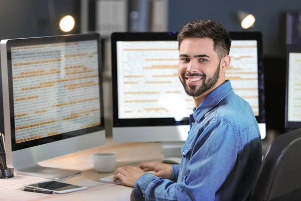Programador masculino trabajando en la oficina —  Fotos de Stock