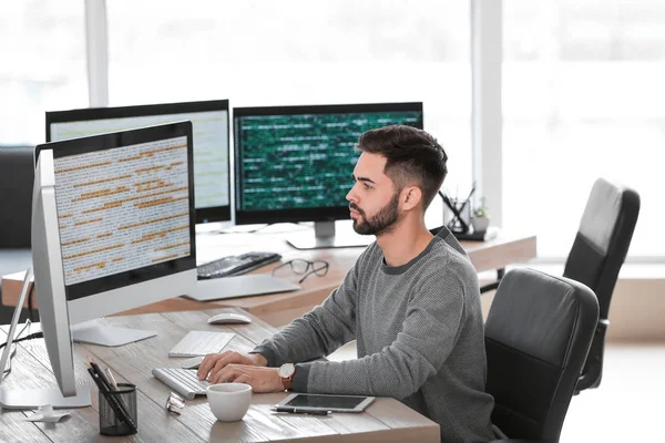 Programador masculino trabajando en la oficina — Foto de Stock