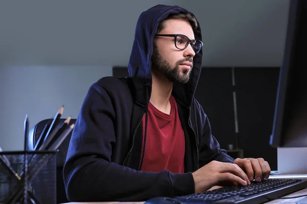 Programador masculino trabajando en la oficina —  Fotos de Stock