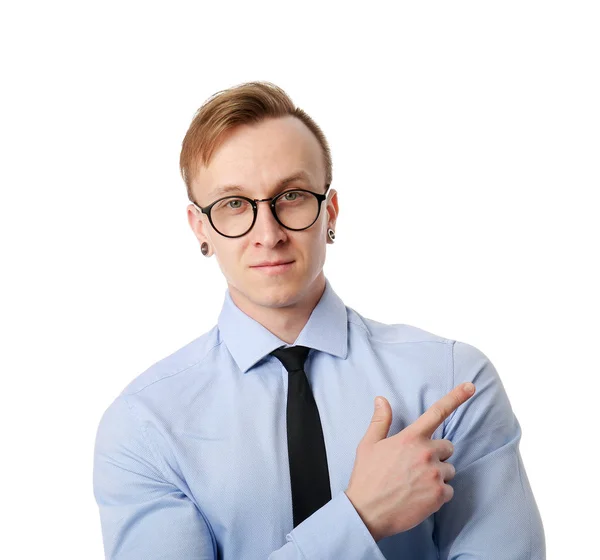 Bonito homem de negócios elegante apontando para algo no fundo branco — Fotografia de Stock