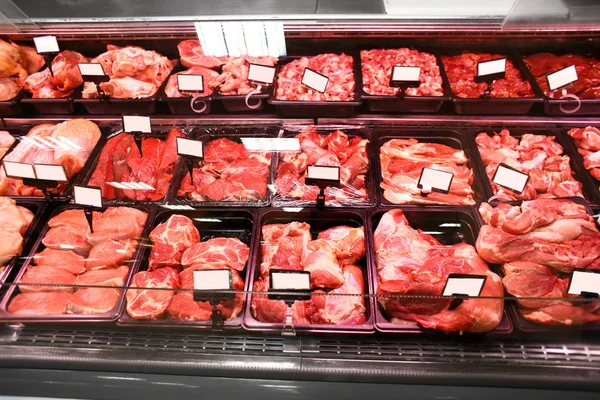 Refrigerated display case with fresh meat in supermarket — Stock Photo, Image