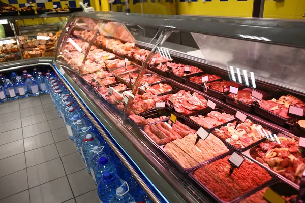 Süpermarkette taze et ile soğutulmuş vitrin — Stok fotoğraf