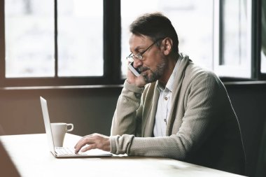 Yakışıklı olgun adam evde çalışıyor